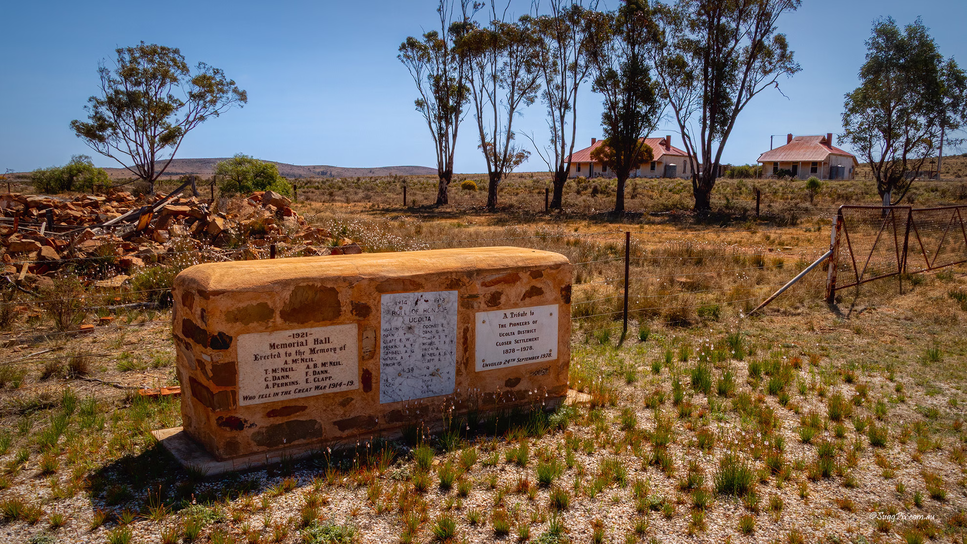 Uculta War Memorial - SuggPix